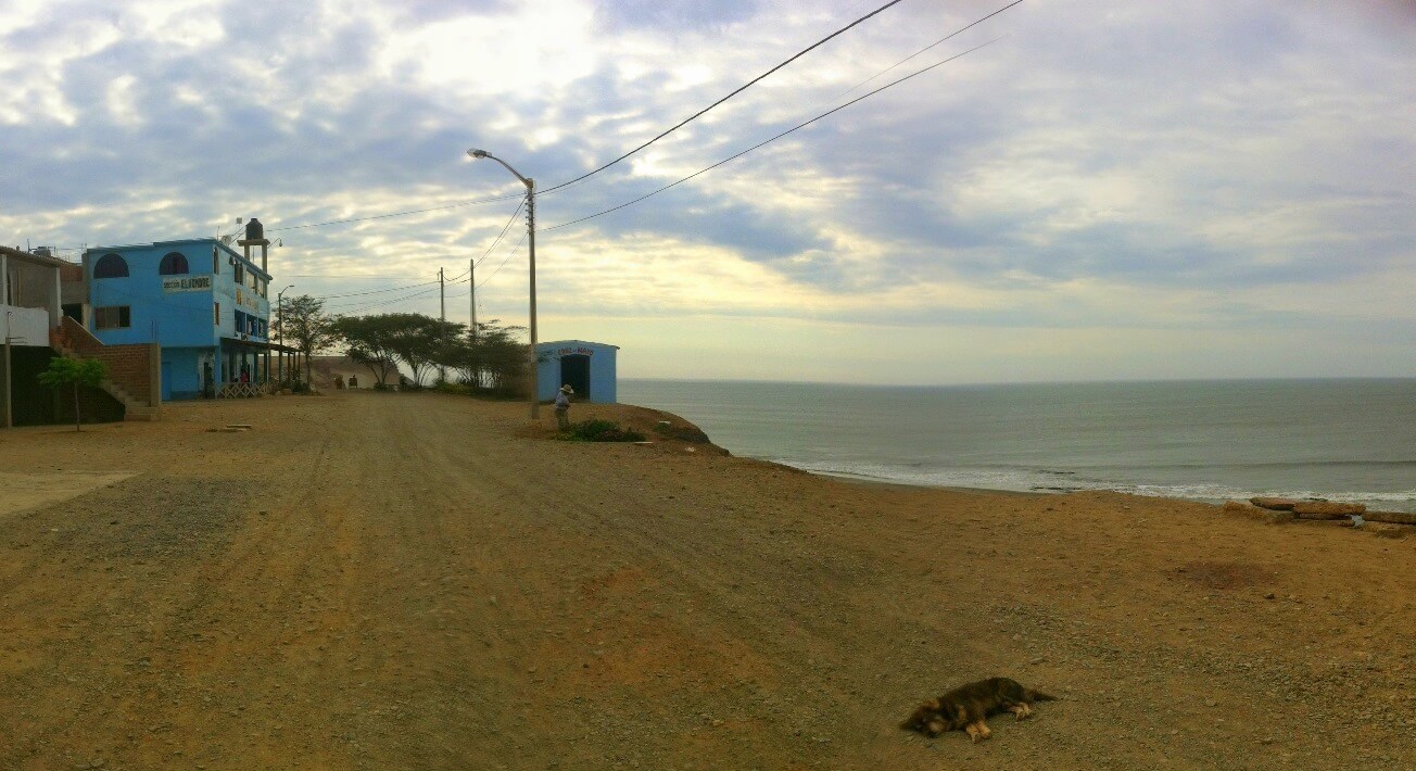 Abendstimmung in Puerto Malabrigo. Im Hintergrund das Hostal "El Hombre"