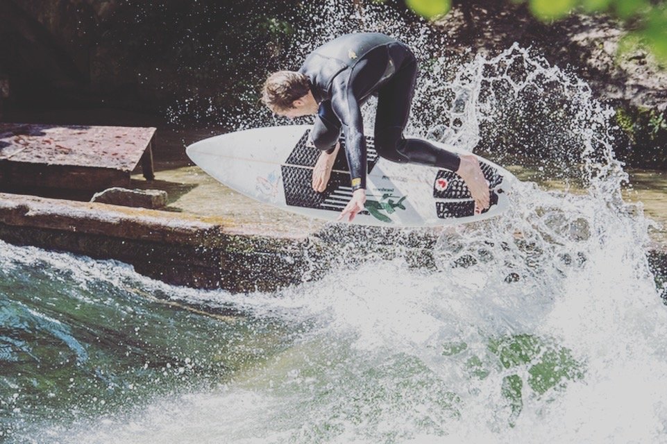 Quirin Rohleder surft den Eisbach