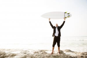 Surfer im Businessanzug
