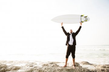 Surfer im Businessanzug